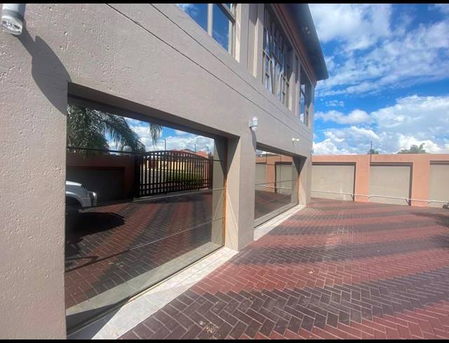 6 BEDROOM HOUSE FOR SALE IN AERORAND